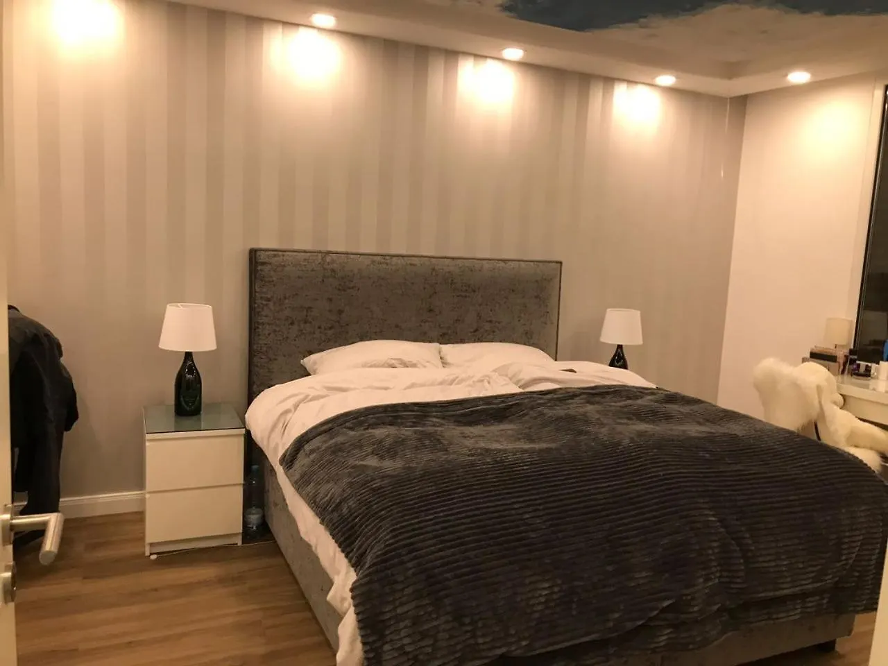 Wie Zuhause , Keine Party, 2 Erwachsene Düsseldorf 0*,  Niemcy