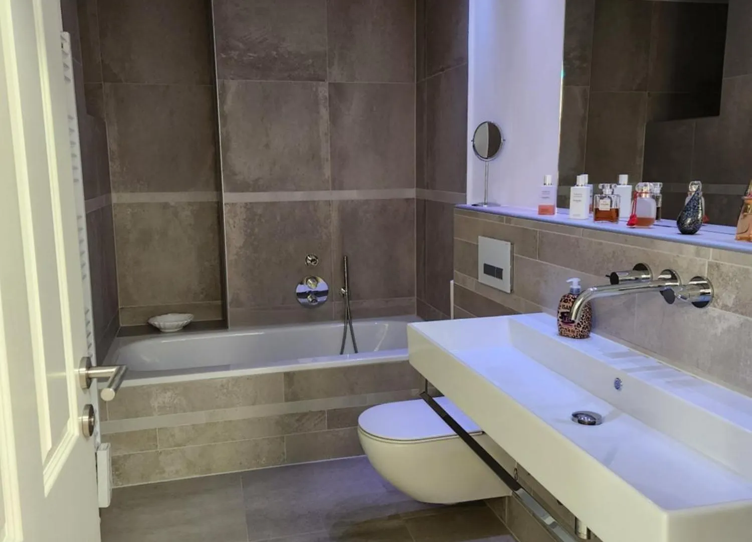 Apartament Wie Zuhause , Keine Party, 2 Erwachsene Düsseldorf